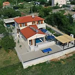ヴィラ Muskatel Krk -with Heated Covered Pool *