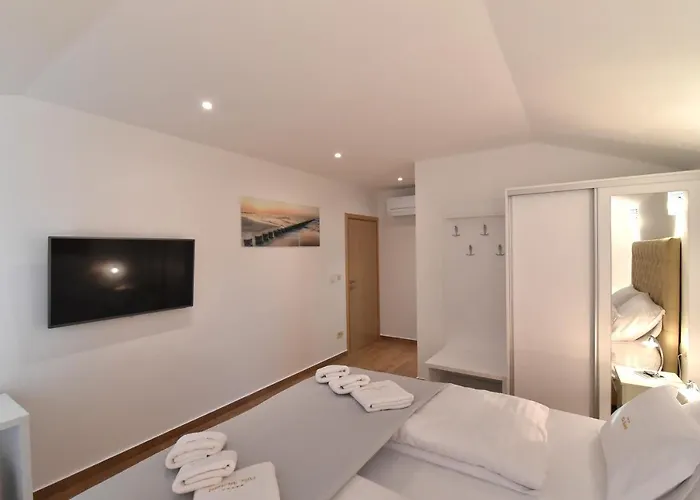 Muskatel Krk -with Heated Covered Pool Villa Brzac